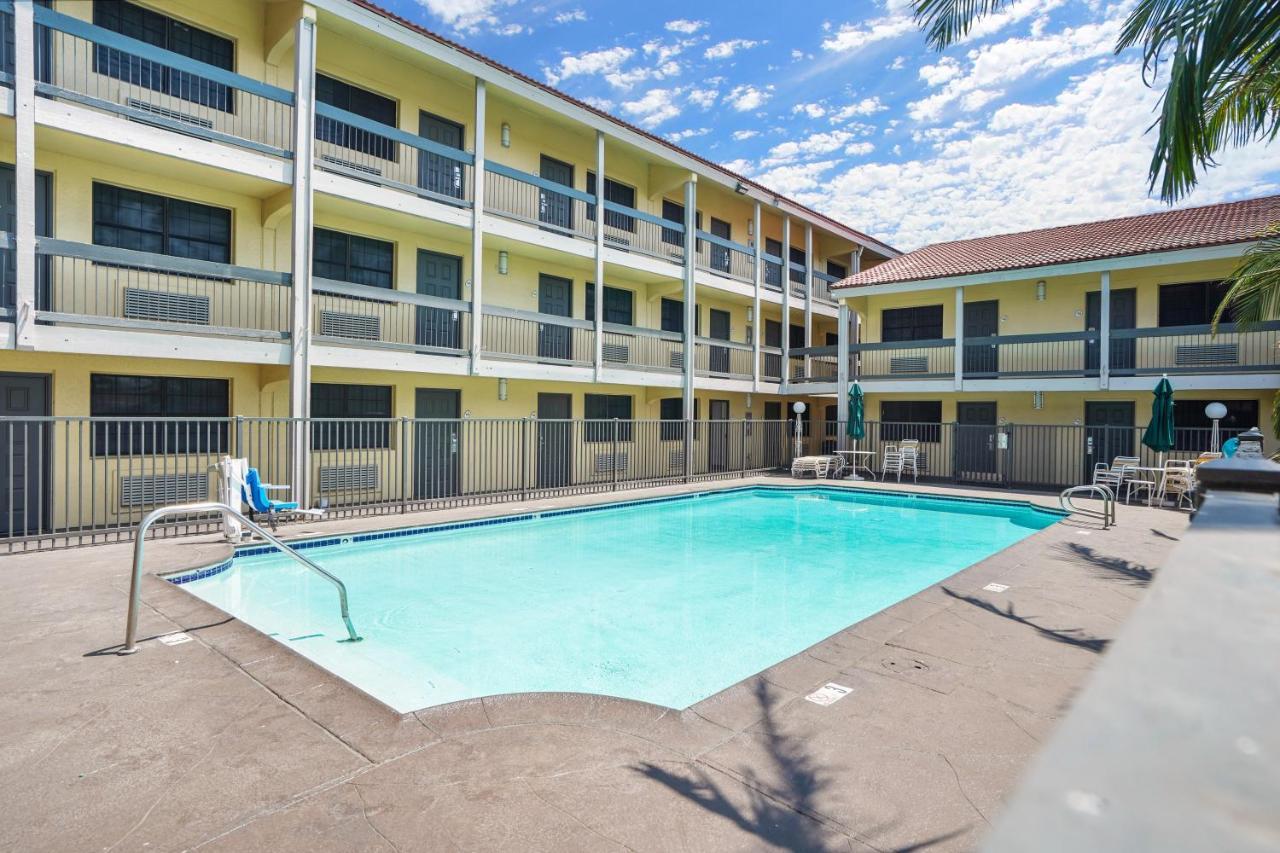 La Quinta Inn By Wyndham Costa Mesa Orange County Exterior foto